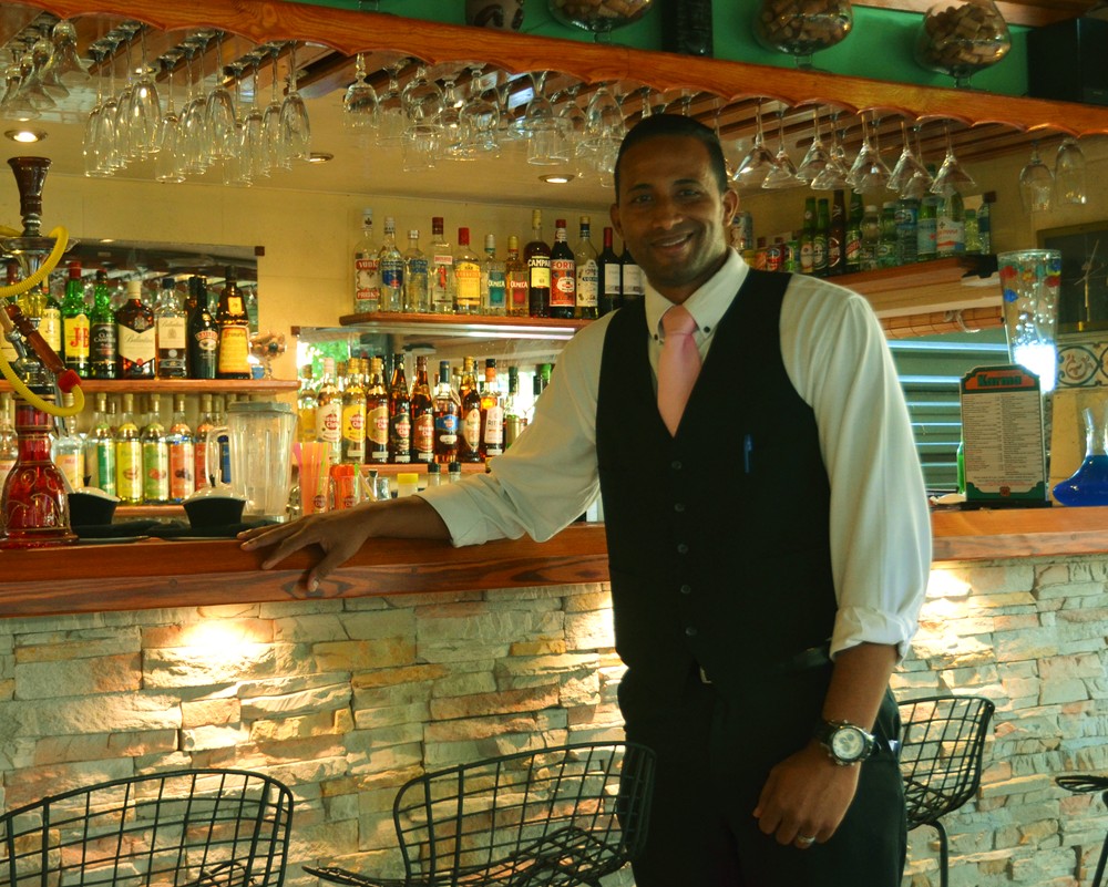 Un mesero nos regala flores