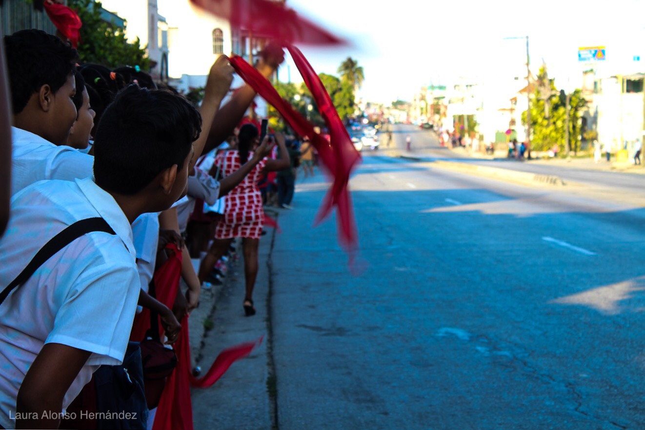 Pañoletas y alegrías estaban presentes en las filas de pioneros que rodeaban las calles. Pañoletas y alegrías estaban presentes en las filas de pioneros que rodeaban las calles.