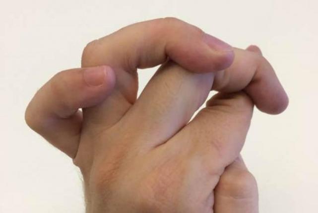 Dedos de las manos entrelazados