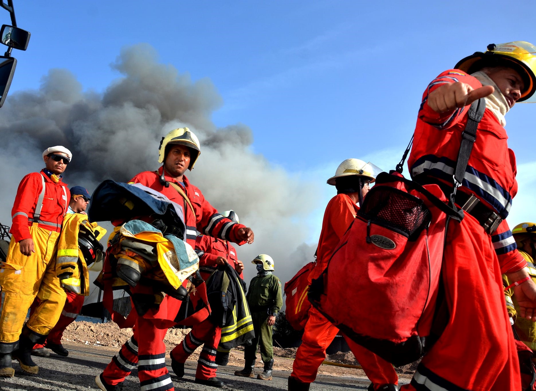 Bomberos en Base de Supertanqueros 