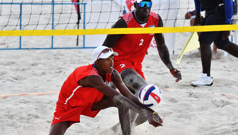 Noslen Díaz y Jorge Luis Alayo voly de playa
