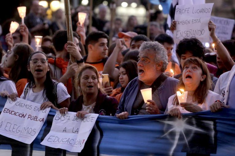 El estudiantazo en las calles: multitudinaria Marcha de antorchas en Buenos Aires El estudiantazo en las calles: multitudinaria Marcha de antorchas en Buenos Aires