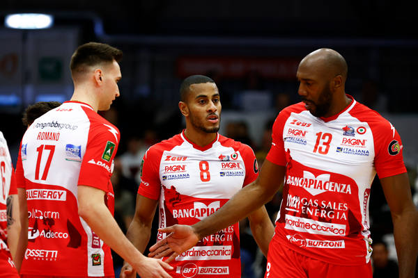 El cubano Simón (13) sigue liderando al Piacenza italiano. Foto tomada del sitio web del club Piacenza. El cubano Simón (13) sigue liderando al Piacenza italiano. Foto tomada del sitio web del club Piacenza.