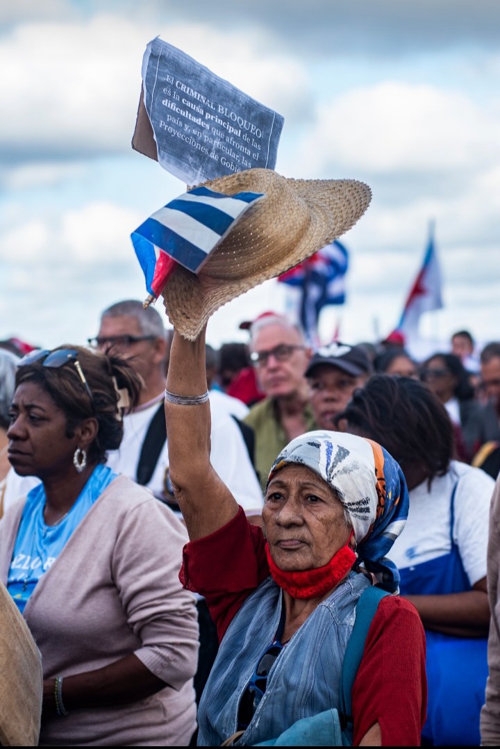 Muchas voces y una misma consigna ¡Abajo el bloqueo! Muchas voces y una misma consigna ¡Abajo el bloqueo!