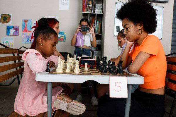 Mujeres embellecen los tableros en fiesta del ajedrez