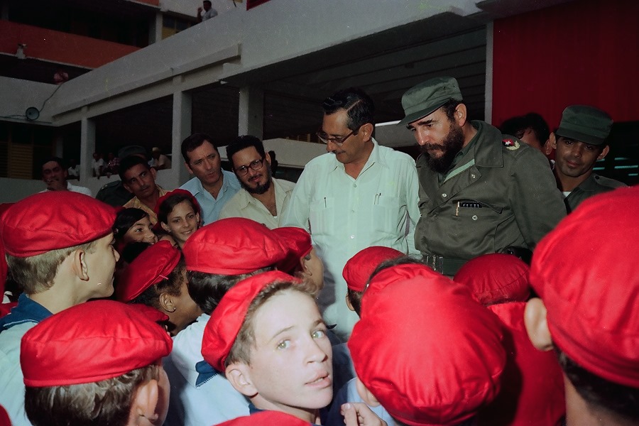 El  3 de febrero de 1975 Fidel visitó la escuela formadora de maestros primarios Tania la Guerrillera, todavía en construcción, aunque ya se impartían clases, pues una parte estaba en funcionamiento con 766 estudiantes.