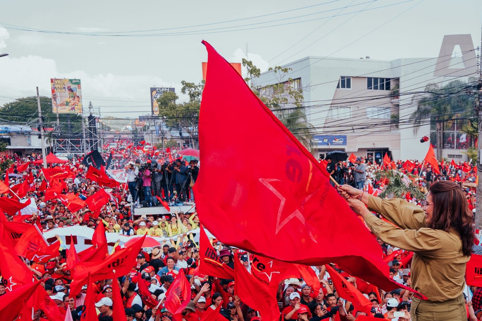 Movilización masiva en la ciudad de San Pedro Sula respalda la candidatura de Rixi Moncada. Foto: Tomada de @RixiPresidenta en X