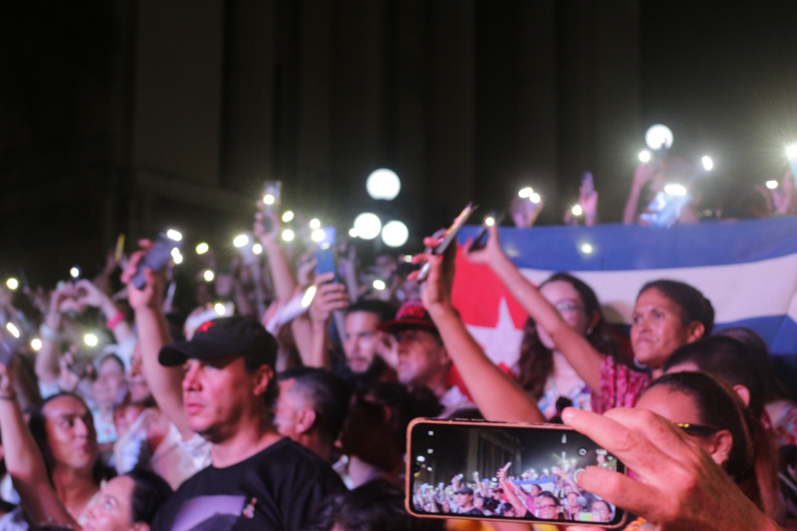Con un concierto en la escalinata de la Universidad de La Habana inicia silvio Rodríguez gira por Latinoamérica. Fotos: José Luis Alvarez Suárez (Cubahora)