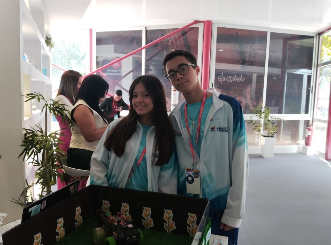 Antonella y Alejandro González, dos hermanos venezolanos que desarrollan su talento en el Programa Nacional Semilleros Científicos. Foto: José Luis Alvarez Suárez / Cubahora Antonella y Alejandro González, dos hermanos venezolanos que desarrollan su talento en el Programa Nacional Semilleros Científicos. Foto: José Luis Alvarez Suárez / Cubahora