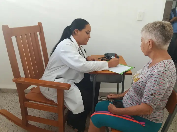 Ensayo clínico con Jusvinza para contrarrestar secuelas del chikungunya, en el Hospital Clínico Quirúrgico Comandante Faustino Pérez de Matanzas. Foto: Tomada del periódico Girón 