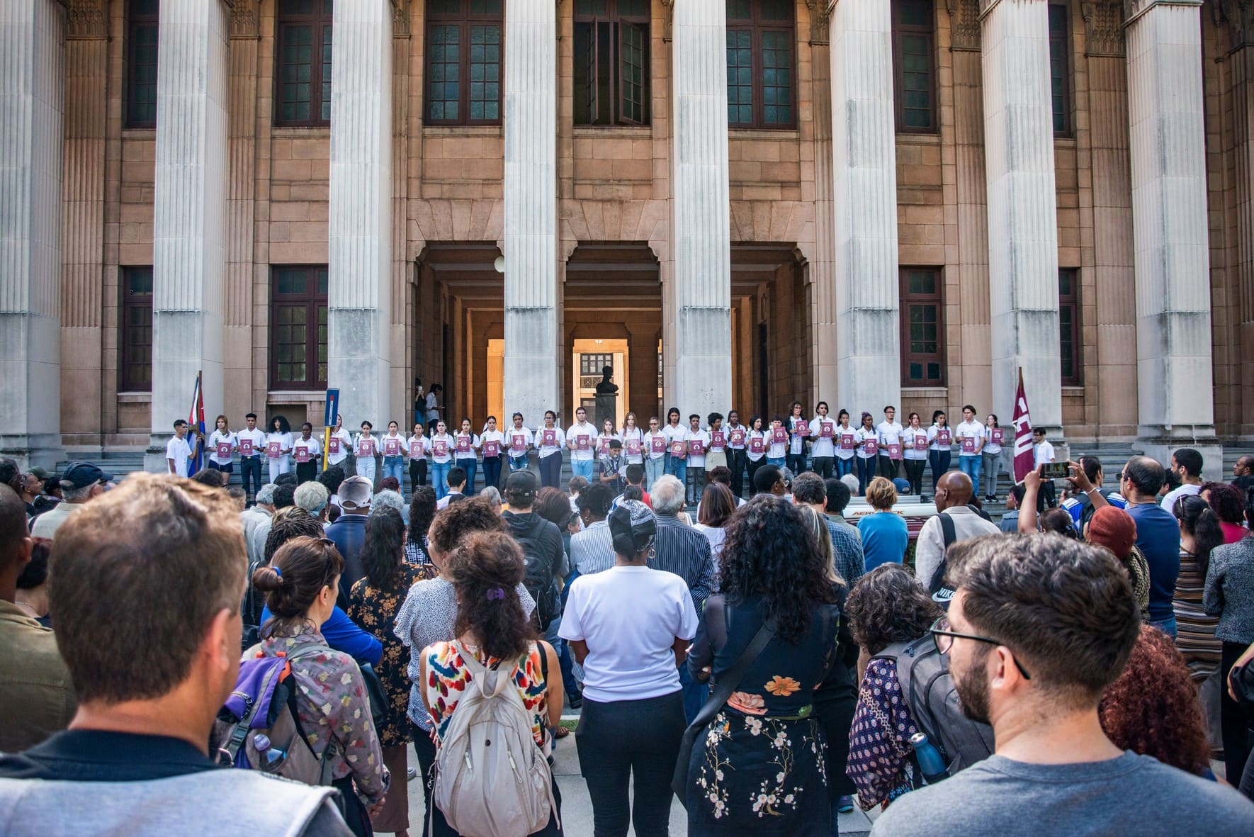 El Alma Mater extiende sus brazos esta vez para denunciar la barbarie El Alma Mater extiende sus brazos esta vez para denunciar la barbarie