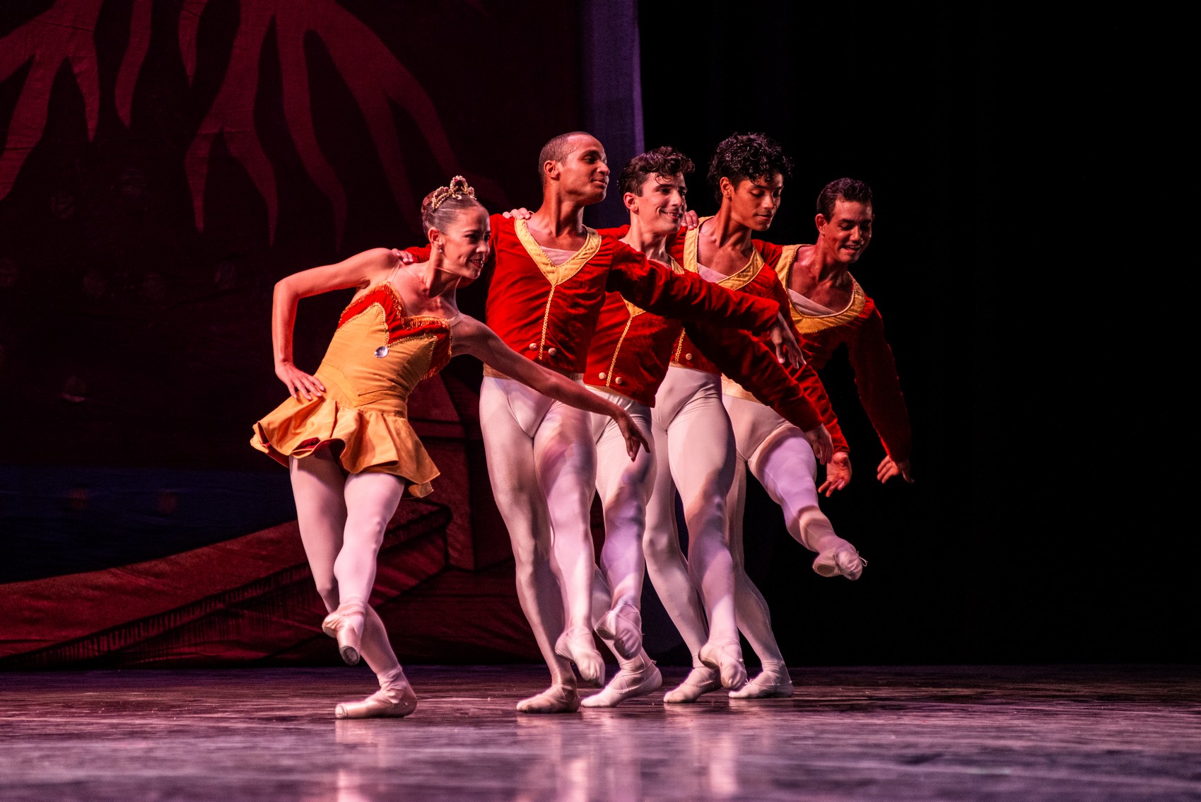 El Ballet Nacional de Cuba ilumina la Sala Avellaneda en homenaje a Fidel